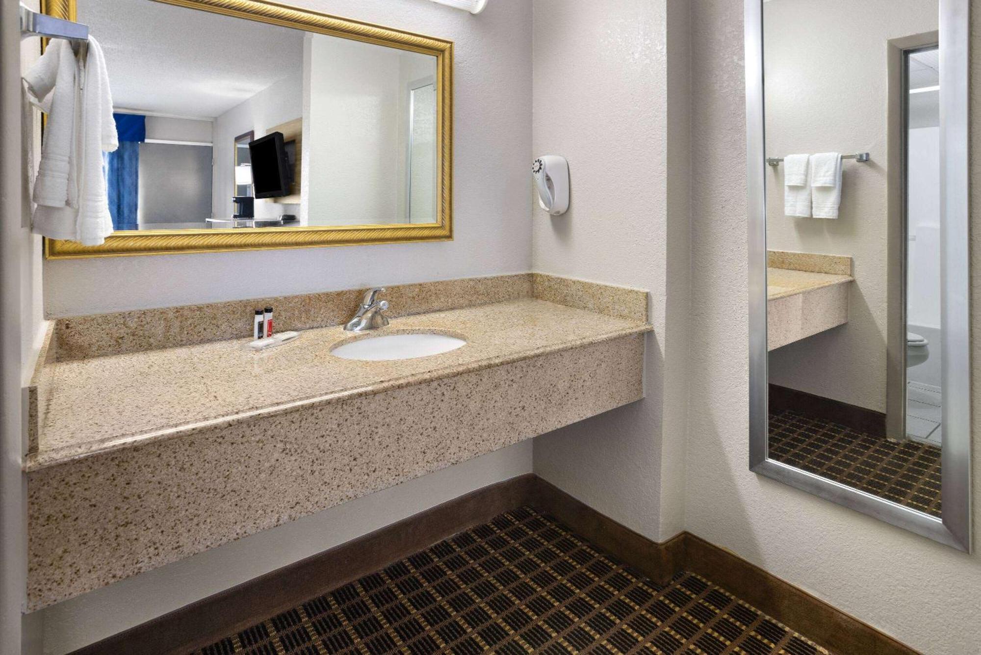 Days Inn By Wyndham Waycross Buitenkant foto