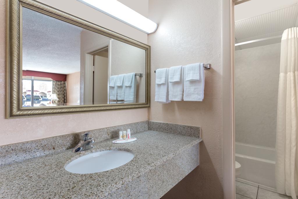Days Inn By Wyndham Waycross Buitenkant foto